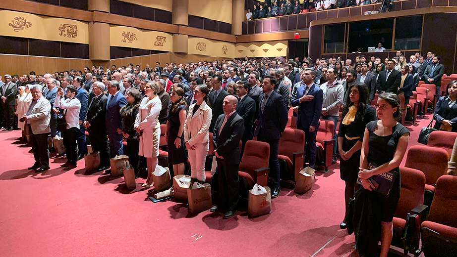 Estudiantes, autoridades y personal administrativo asistentes a la Sesión Solemne