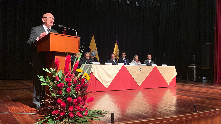 P. Javier Herrán, Rector de la UPS, durante su intervención
