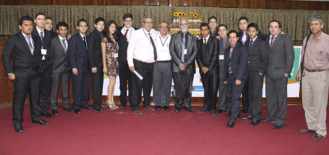 Miembros IEEE-PES de la carrera de Ingeniería Eléctrica de la UPS junto a organizadores del comité internacional de ALTAE2015.