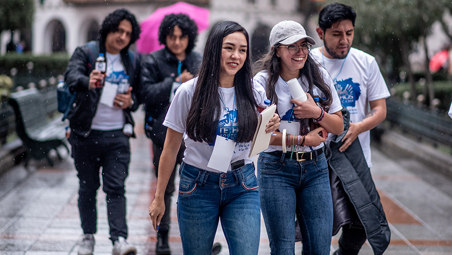 Participantes realizando la socialización de sus emprendimientos en la ciudad de Cuenca