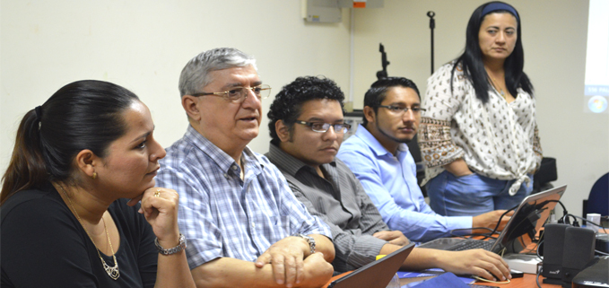 Luciano Bellini coordinando nuevas actividades junto a personal de la Pastoral Universitaria.