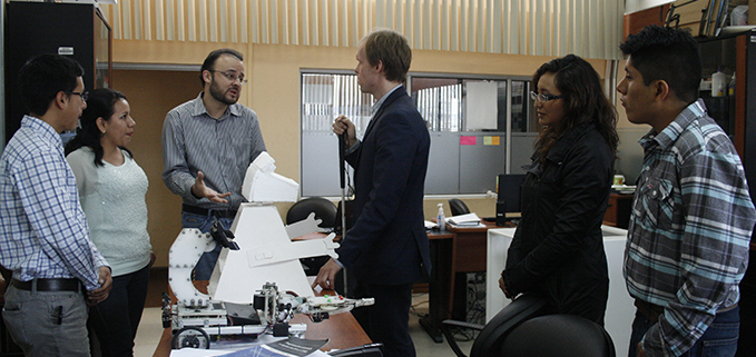 Paola Ingavélez y a Nicolás Hoekstra, revisando varios de los proyectos construidos por los estudiantes de la UPS en el Grupo de Inteligencia Artificial y Tecnología de Asistencia.