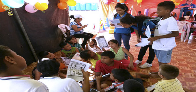 Juegos recreativos y concursos para niños afectados por el terremoto.