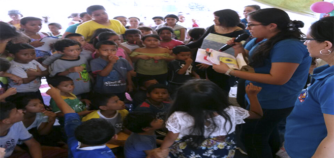 Niños de Portoviejo reciben obsequios de los estudiantes salesianos.