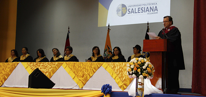 Antropólogo José Juncosa, vicerrector de la sede Quito en la ceremonia de incorporación.