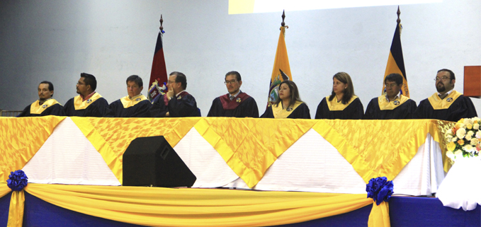 Mesa directiva en la Ceremonia de Incorporación