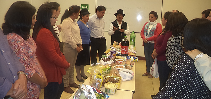 Profesores de EIB con el Dr. Ariruma Kowii (centro) en el la clausura del curso de kichwa