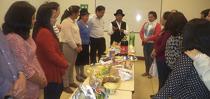 Profesores de EIB con el Dr. Ariruma Kowii (centro) en el la clausura del curso de kichwa