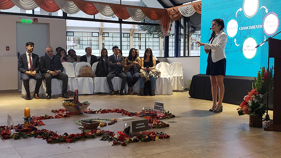 Paola Carrera, durante la introducción del libro en la sede Quito