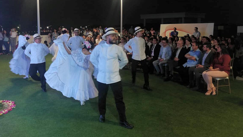 Grupo de danza folclórica en la presentación del libro en la sede Guayaquil