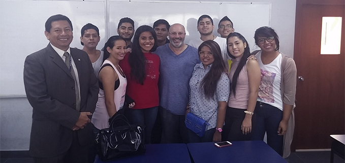 Dwayne Mitchell (c) junto MSc. Tonny Montoya (izq.) y estudiantes de la carrera de comunicación social.