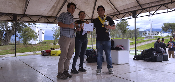 David Carpio recibiendo el trofeo de Primer Lugar en la categoría  