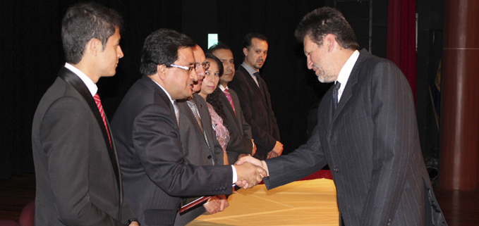 Entrega de la placa de reconocimiento al docente, Hernán Guillén