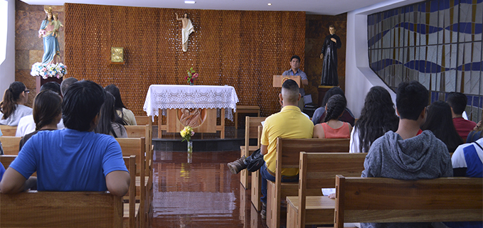 Lcdo. Víctor Iza en la lectura del evangelio.