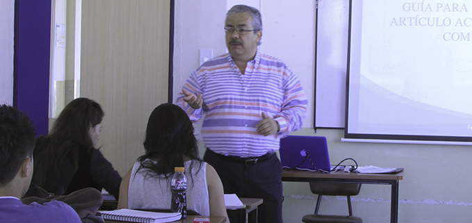 Fernado Checa docente de la carrera de Comunicacion Social