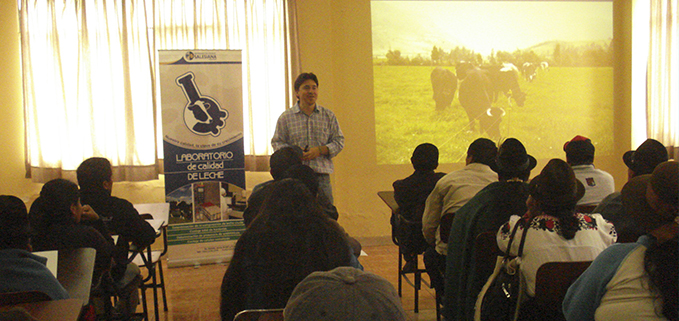 Profesor Janss Beltrán (UPS) en diálogo con los pequeños y medianos productores de leche de Cayambe y Pedro Moncayo.