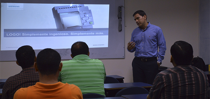 Ing. Juan Pablo Palacios, Product Manager Automation Systems Siemens durante la capacitación.