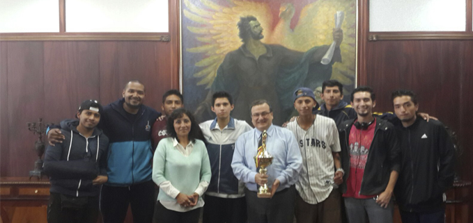 Estudiantes del grupo ASU de Baloncesto entregan trofeo obtenido al Vicerrector José Juncosa.