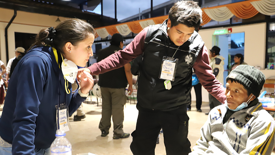 Estudiantes voluntarios ayudando a las personas que se encontraban heridas