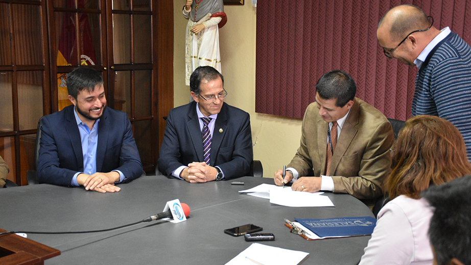 Autoridades de la UPS sede Cuenca junto al comité evaluador del CACES