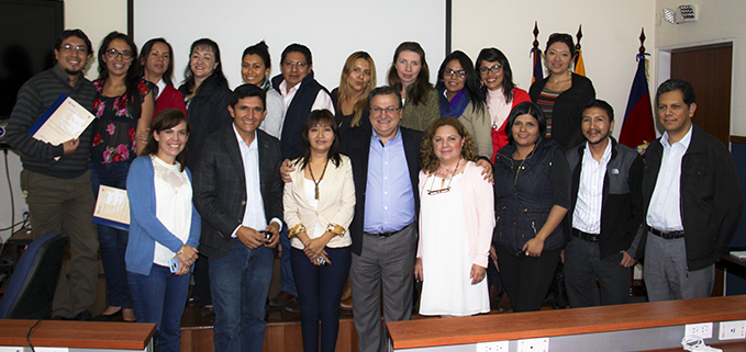 (primera fila) Christian Espinosa capacitador, Vicerrector José Juncosa y María del Carmen Ramírez con los participantes en la clausura del curso.