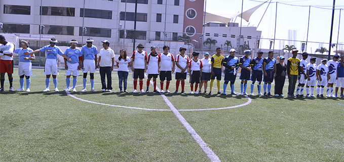 Los jugadores de los equipos antes del partido inicial.