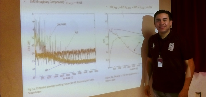 Ph.D. Walter Orozco presentado los resultados de su investigación en en una conferencia.