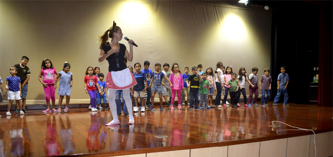 Concursos de bailes entre los niños que asistieron al evento.