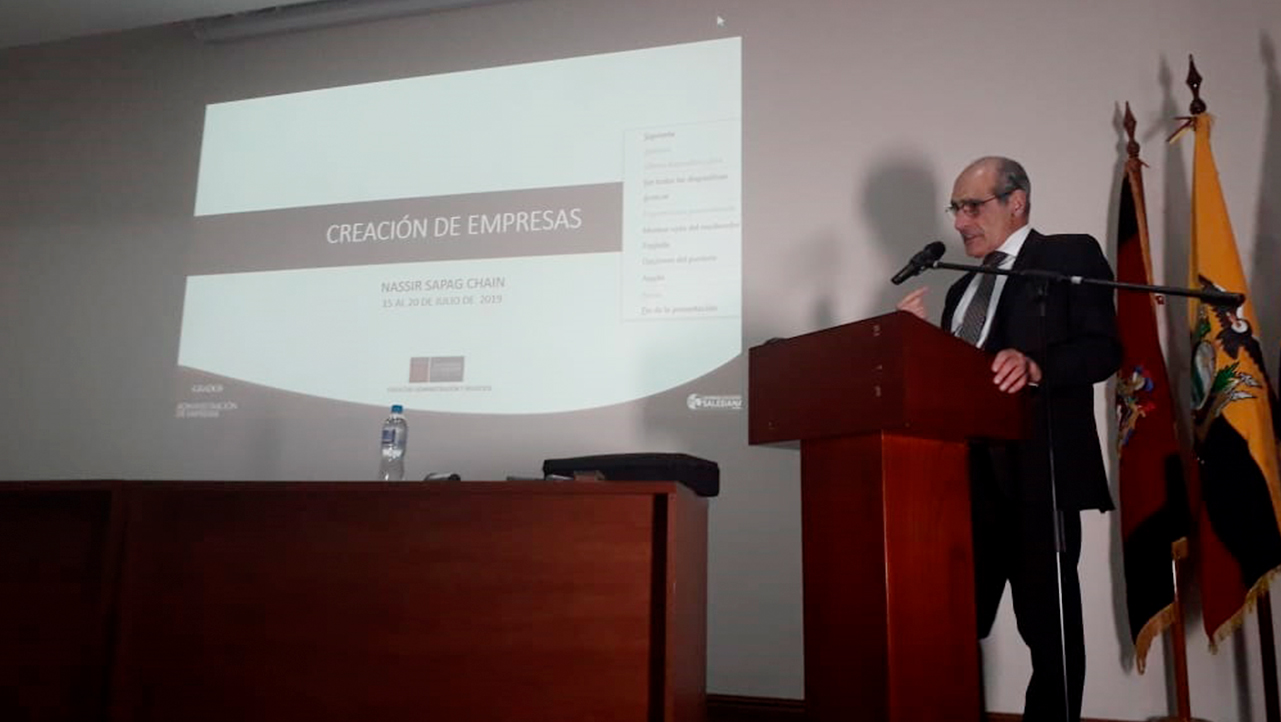 Docente de la MAE imparte su asignatura en Quito
