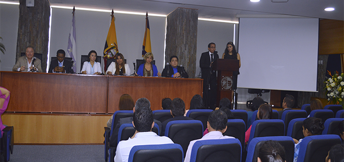 Autoridades de la mesa directiva durante el evento.