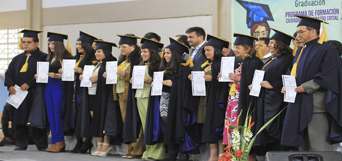 Estudiantes de la COAC Jardín Azuayo en el momento de la incorporación.