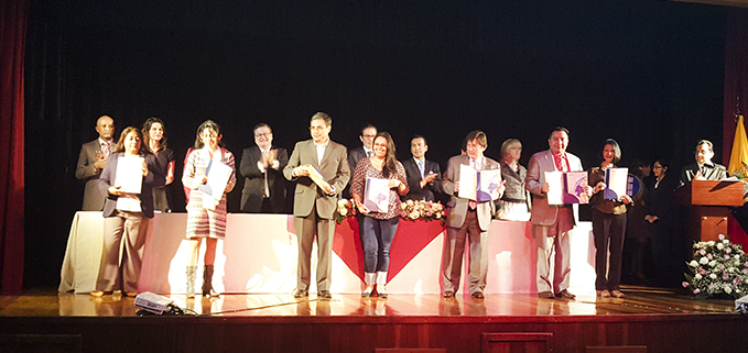 Mesa Directiva presidida por el P. Jorge Molina, Canciller de la UPS, en la entrega de cursos y diplomas a los docentes.