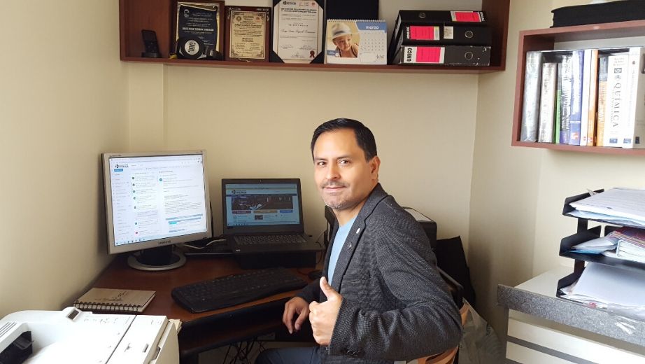 Jorge Fajardo, director de carrera de Mecánica de la sede Cuenca prepara su material académico