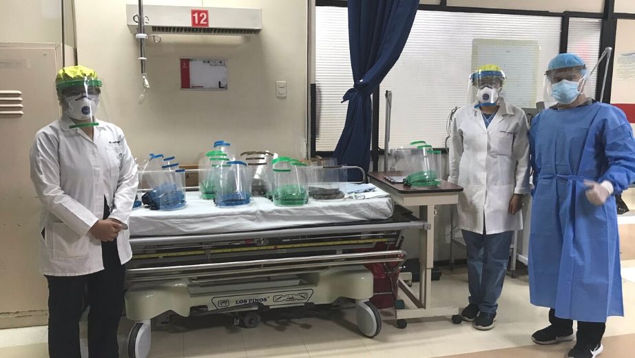 Donation of face shields to doctors in the Ecuadorian Social Security Institute