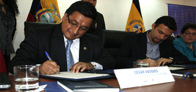 Vicerrector de la sede Cuenca, César Vásquez Vásquez (I) y a Juan Pablo Pozo, Presidente del CNE en el momento de la firma del convenio.