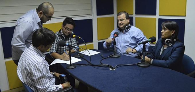 José Juncosa, Cecilia Barba con los integrantes del Club Ecológico en los laboratorios de INDI RADIO ubicados en el Campus El Girón.
