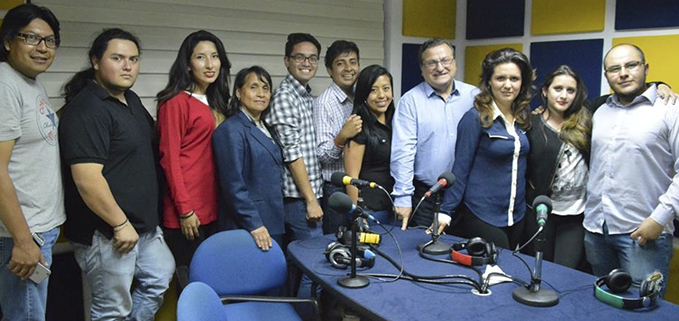 José Juncosa, Cecilia Barba con  los integrantes del Club Ecológico en la emisión del programa radial Verbo Verde.