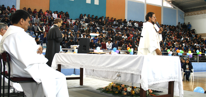 Sermón del Padre Jorge Molina en la Eucarística celebrada en el Coliseo Universitario.