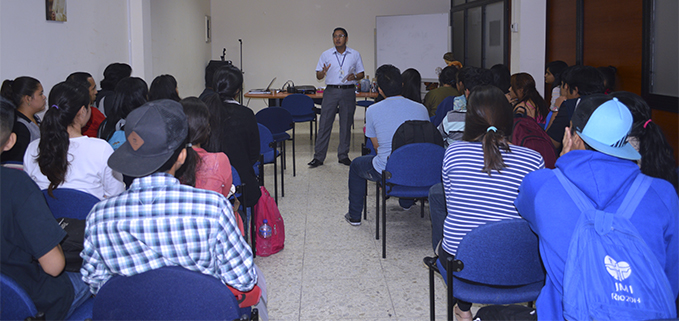 Jhon Ávila, Animador ASU, durante la presentación del taller.