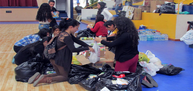 Estudiantes de la Sede Quito reciben las donaciones.