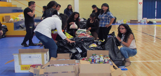 Estudiantes de la Sede Quito reciben las donaciones.