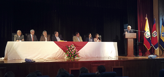 En la mesa directiva: (izq.) Nelson Raza, Jaime Padilla, Armando Romero, José Juncosa, Sebastián Granda, Ana María Narváez, María Sol Villagómez y P. Javier Herrán