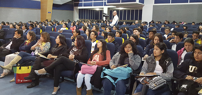 Estudiantes y docentes en el Aula Magna Fray Bartolomé de las Casas en el Campus El Girón