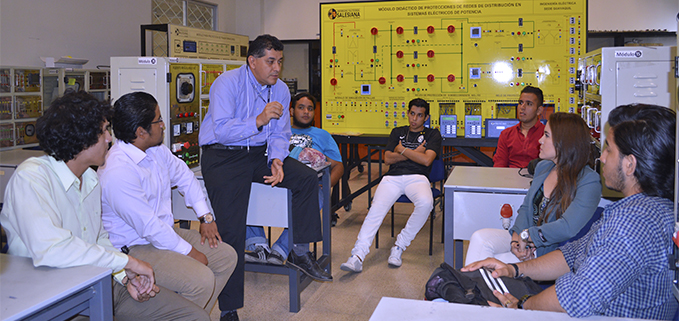 Master Millán, tutor del proyecto, conversando con los estudiantes de la UPS Sede Guayaquil, la UG y la UNESUM ganadores del segundo lugar en Proyectos Retos Yachay 2015.
