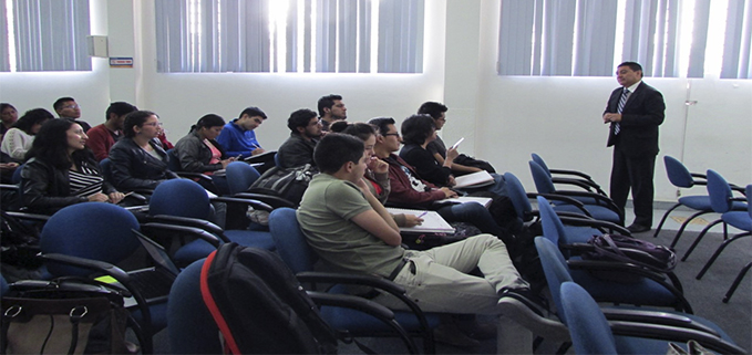 Estudiantes y profesores en el taller de propiedad yobtenciones vegetales.