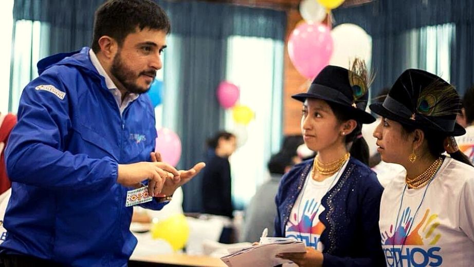 Juan Pablo Salgado junto a estudiantes de la UPS en el evento reTHOS