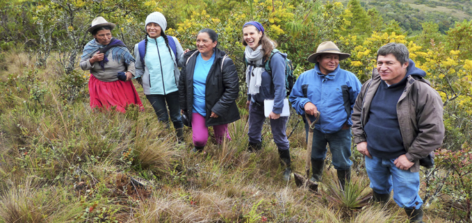 (de izq.) Mama Leonor, Nataly (hija Mama Delfa), Mama Delfa, Noemi, Linder, José. Foto: Jazmin Cazon