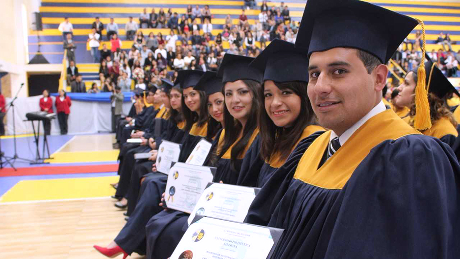 Ingenieros en Biotecnología al recibir su título profesional