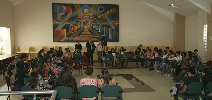 Estudiantes participantes en el conversatorio acompañados de sus docentes.