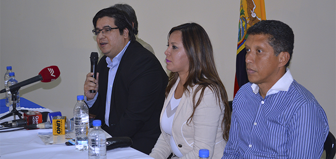 (der.) Fabián Villacrés, director de la carrera de Administración de Empresas; Ministra de Justicia, Dra. Ledy Zúñiga, junto a los docentes de la UPS